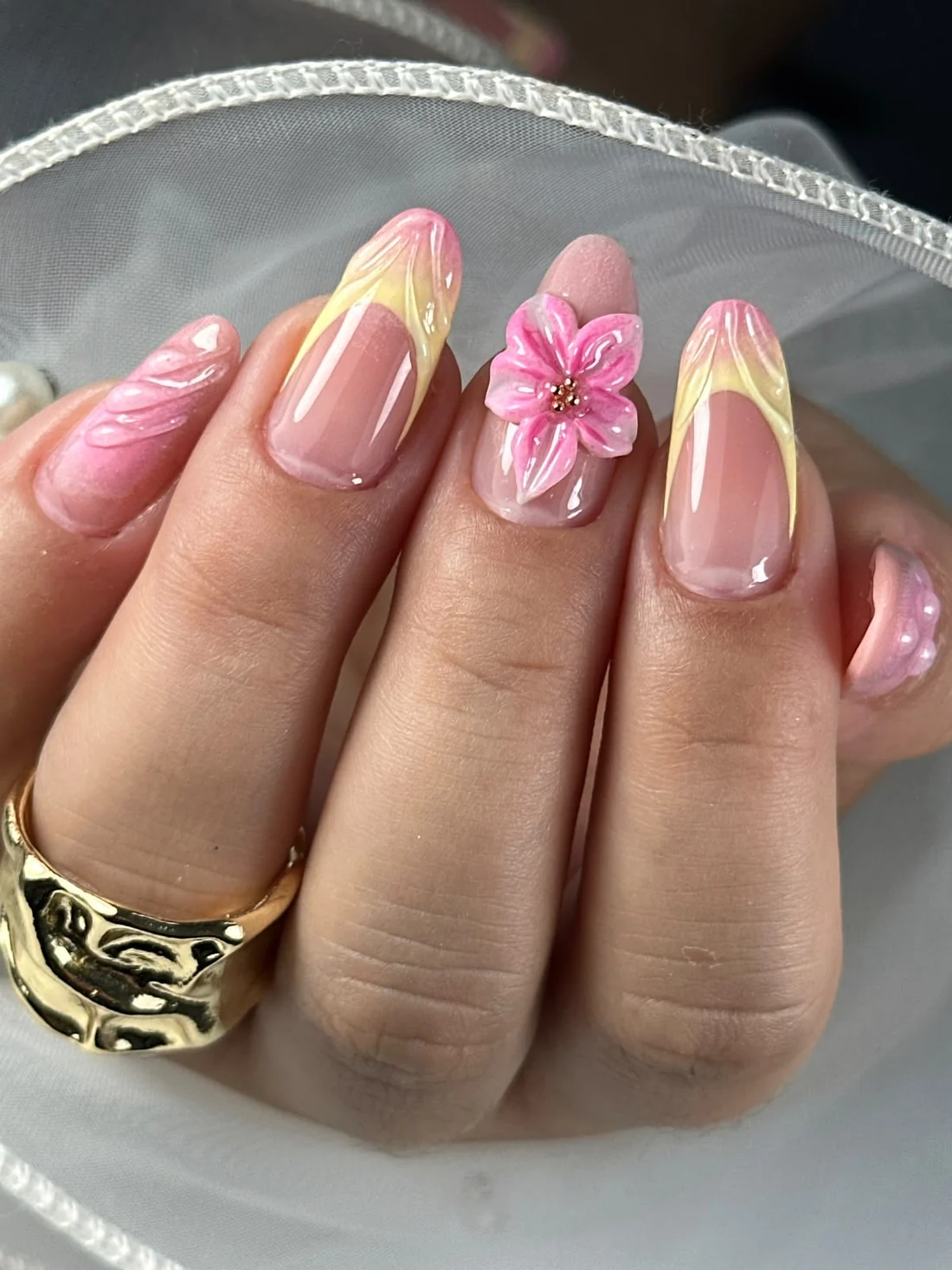 Ejemplo de Full Set rosado con diseño floral en relieve